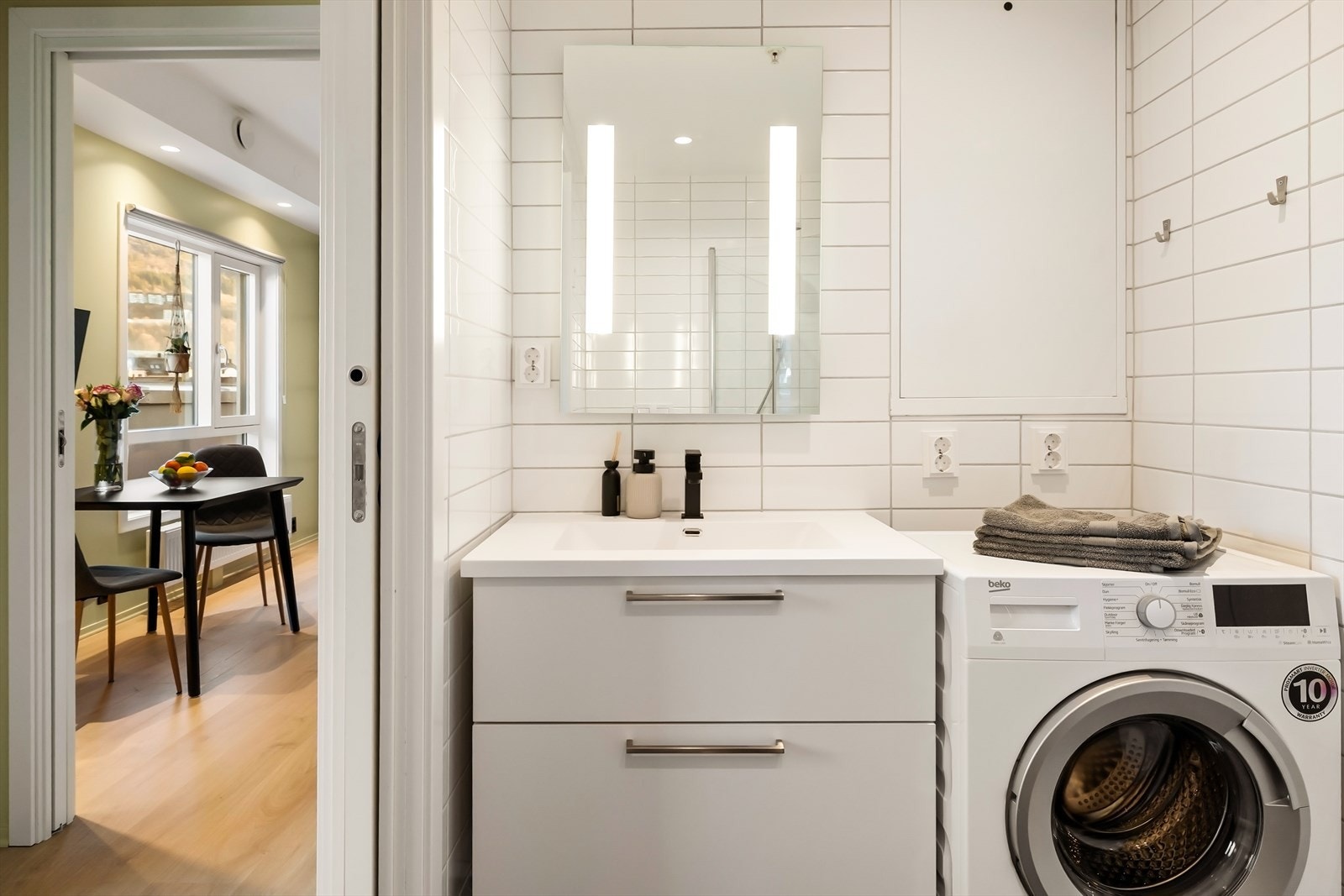 Klassisk og tidløst bad med varme i gulv Galleribilde