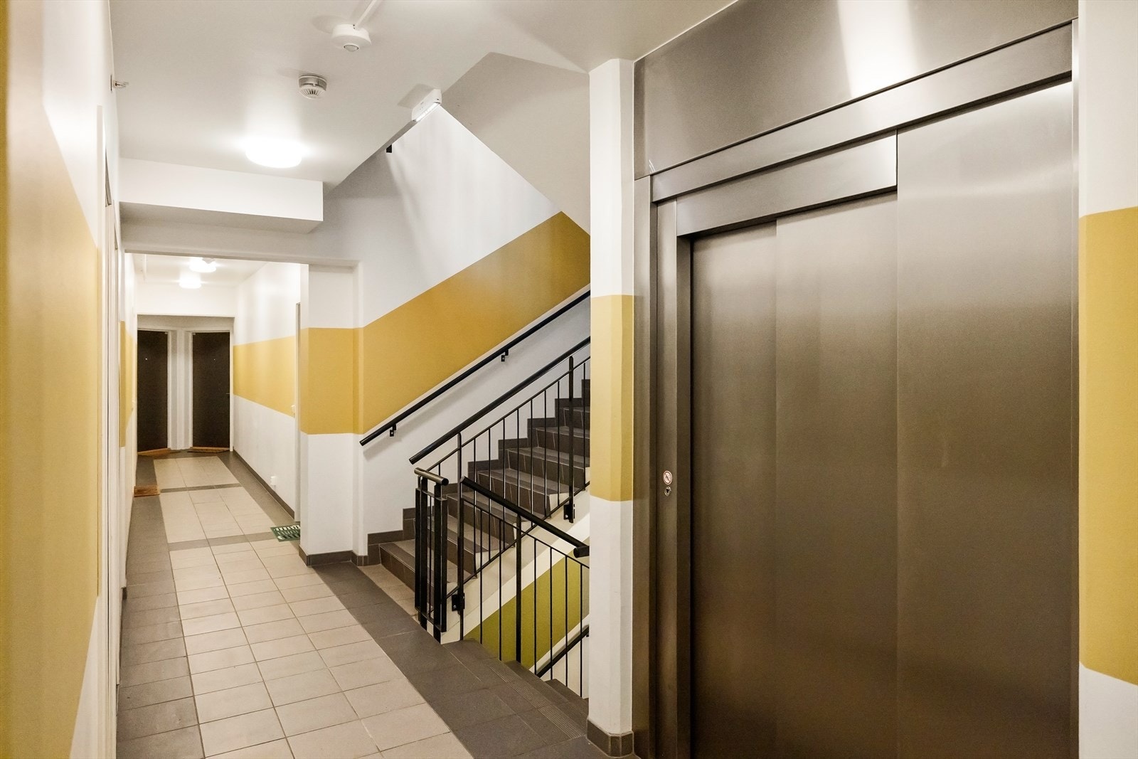 Heis og trappe adkomst Galleribilde