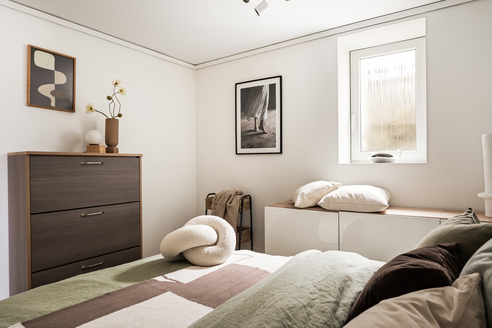 Det ble installert et nytt og større vindu i 2022. Vinduet vender mot felles bakgård/bakhage. Galleribilde