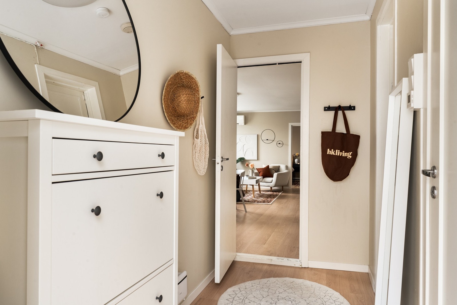 Andre dør til høyre i gangen går ut til bodareal. Her disponerer selger 2 stk boder. Galleribilde