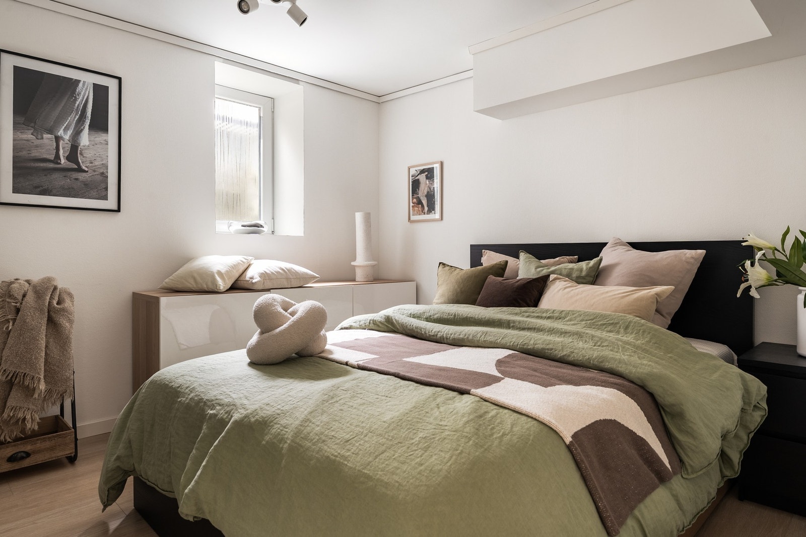 Gjesterommet ble pusset opp i 2024 med nytt gulv, innlagt varmekabler, samt noen nye stikkontakter og lysbrytere. Galleribilde