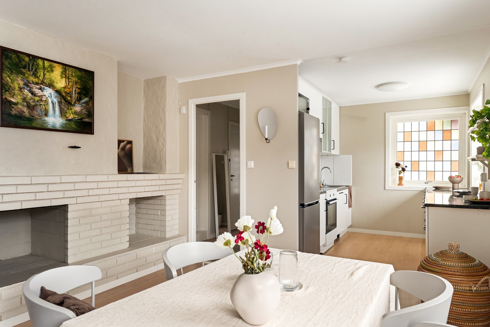 Stuen og kjøkkenet ligger i delvis åpen løsning og er naturlig atskilt med spisebord. Galleribilde