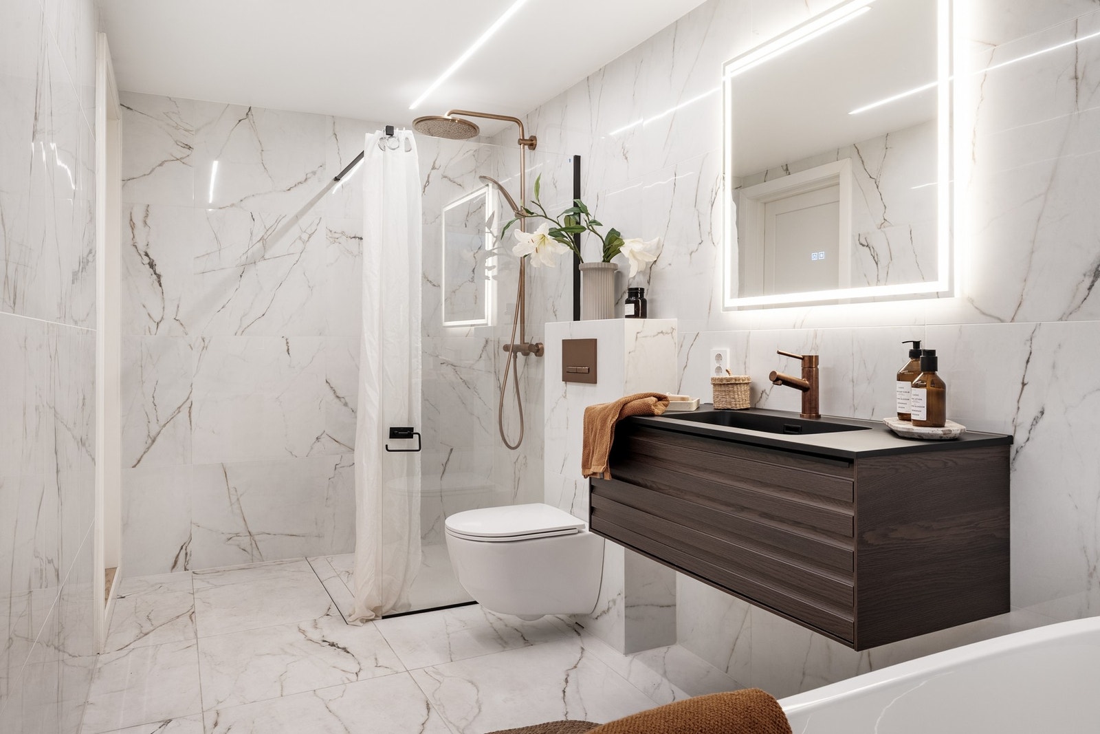 Badet fikk nye fliser på gulv og vegger, ny innredning, ny isolasjon i vegger og gulv, nytt rør-i-rør system, ny dusj, nytt toalett og nytt badekar. Galleribilde