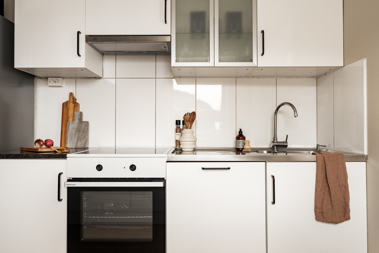 Alle hvitevarer på kjøkken kan medfølge handelen om ønskelig. Hvitevarene er for øvrig fra 2023/2024. Galleribilde