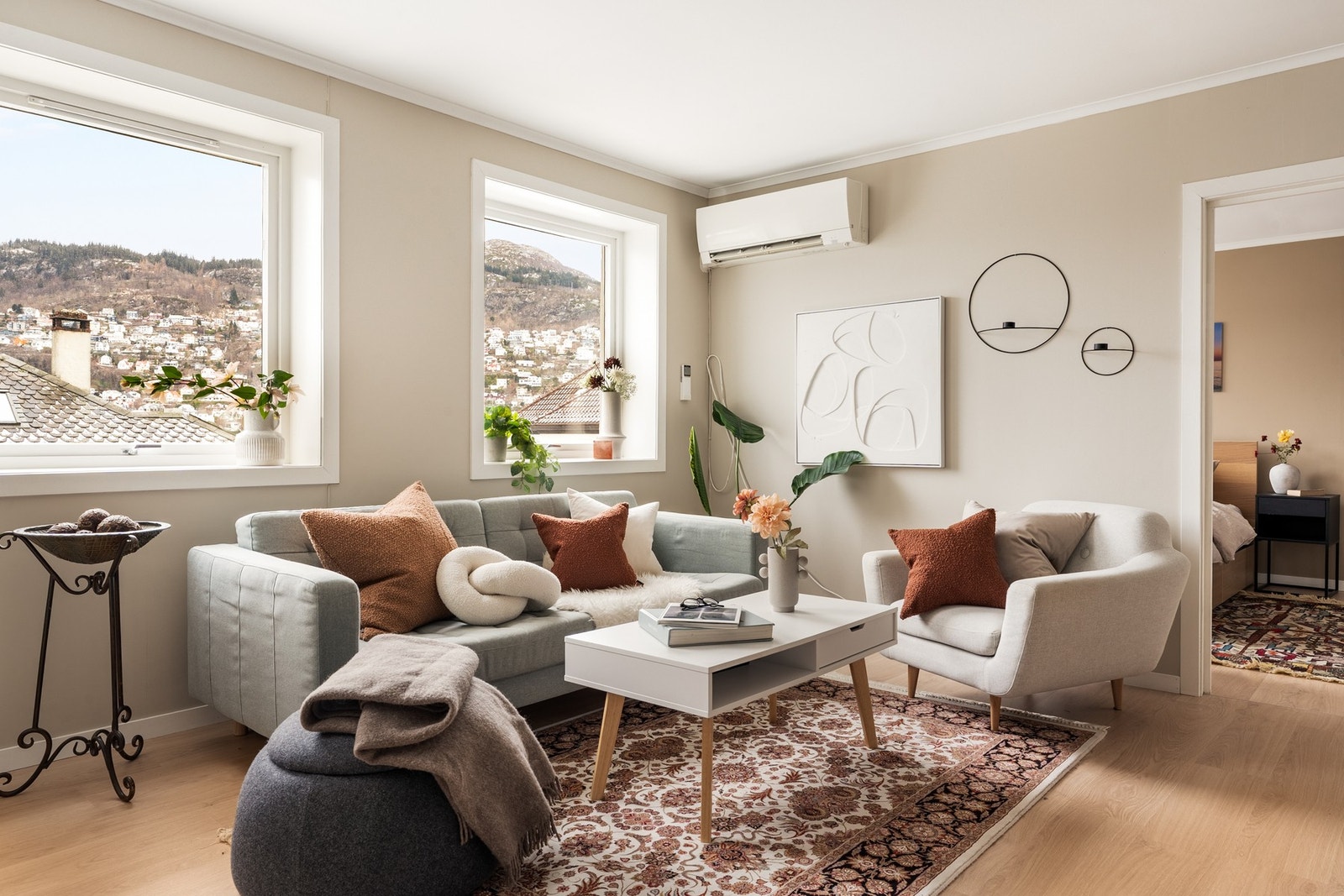 Stuen er lys og luftig og måler 25,6 kvm. Galleribilde