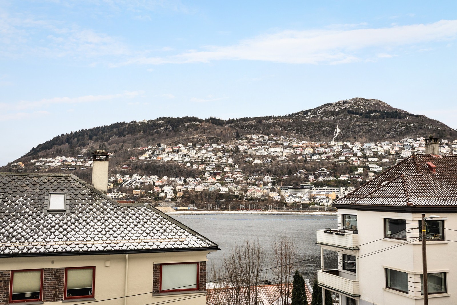 Flott utsikt mot Store Lungårsvann og fjellsidene. Galleribilde