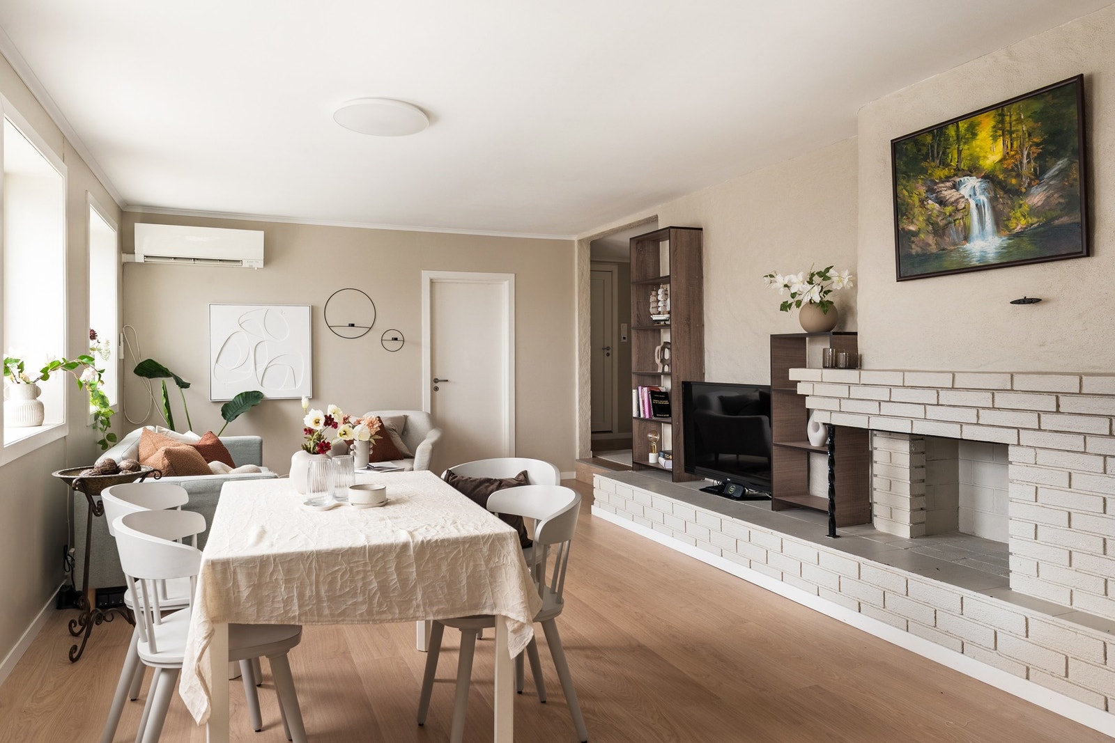 Det er nytt pipeløp i stuen og tilrettelagt for installasjon av ildsted. Galleribilde