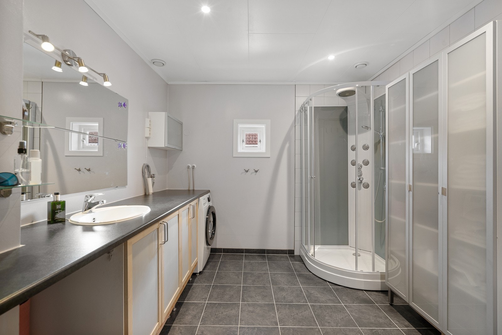 Flott flislagt bad/vaskerom Galleribilde