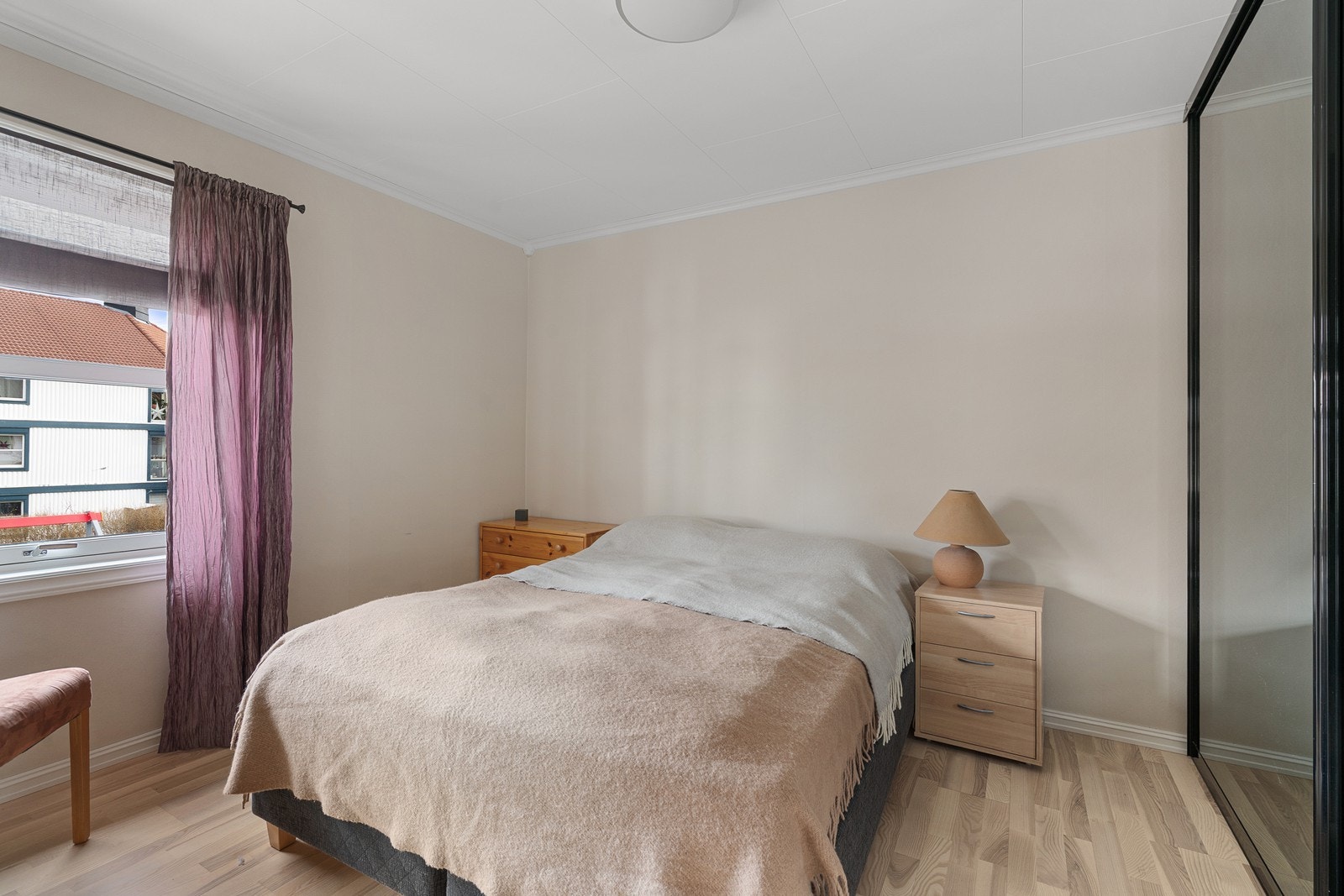 Soverom med god garderobe Galleribilde