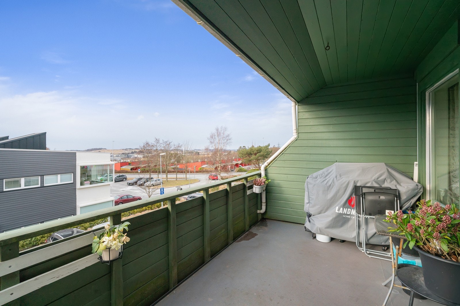 Stor solrik balkong med utsikt Galleribilde