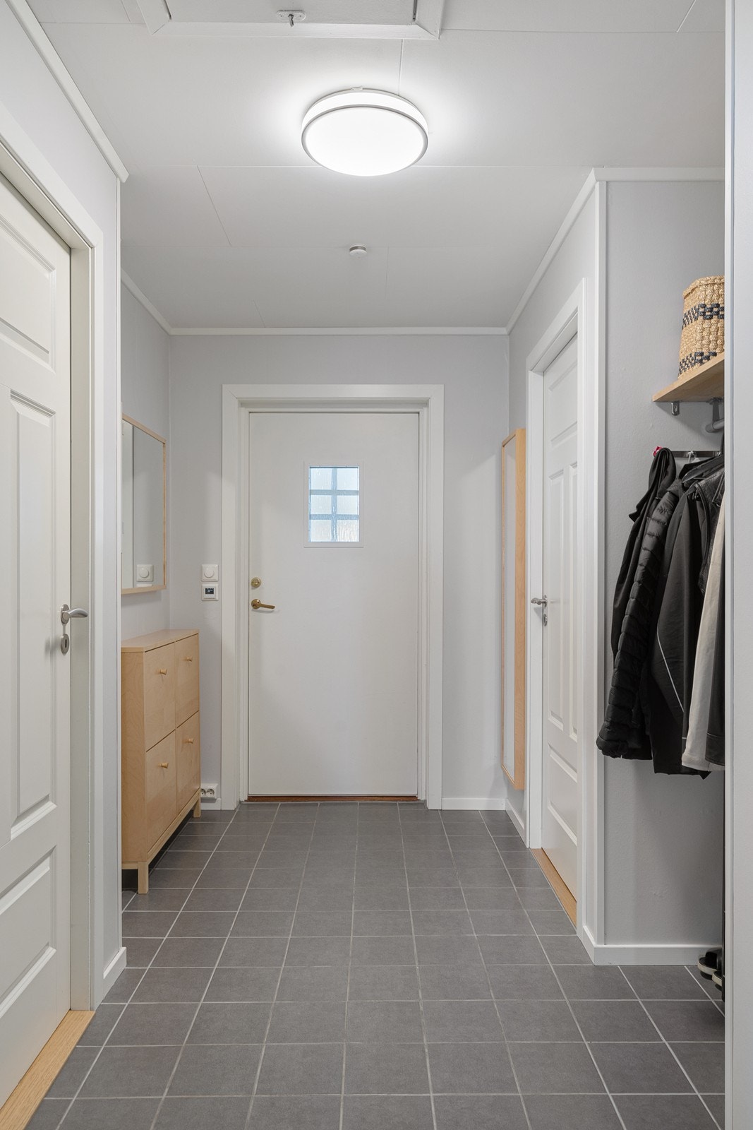 Lys flott gang med plass til å få hengt fra seg yttertøy Galleribilde