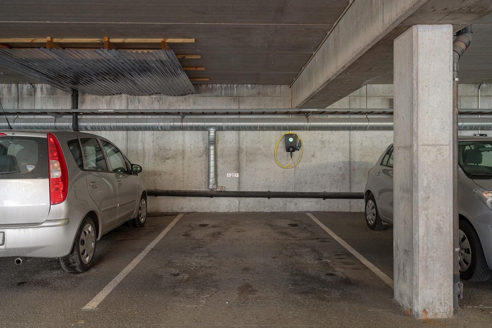 Fast parkering med elbillader Galleribilde