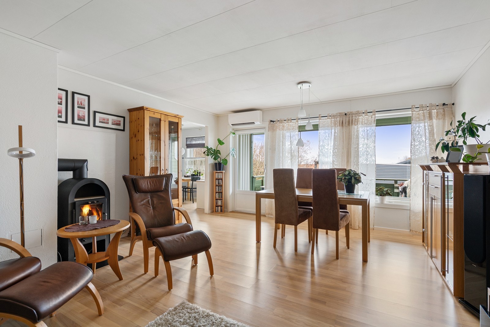 Stue - både montert vedovn og varmepumpe i leiligheten Galleribilde