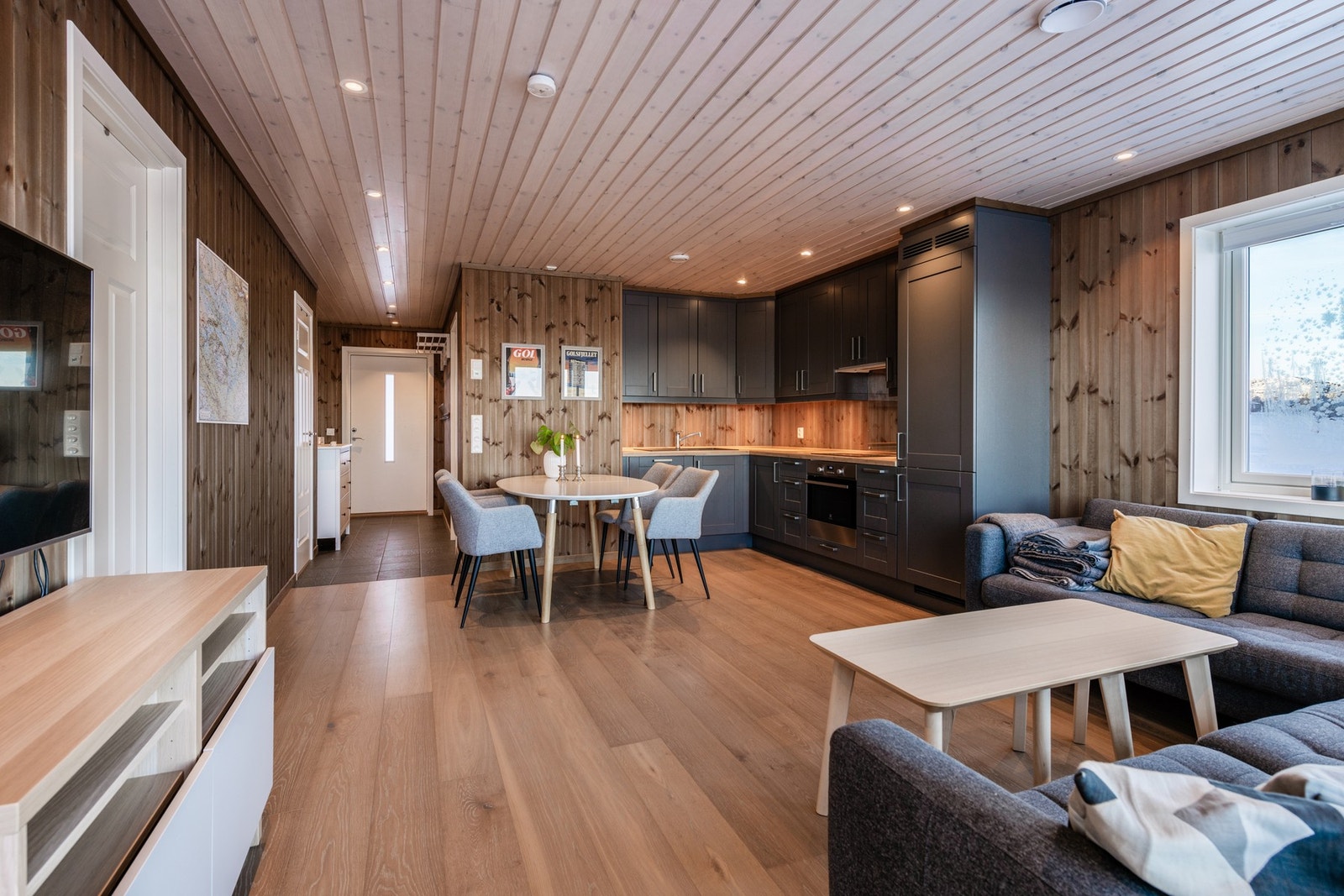 Leiligheten har en god kombinasjon mellom en lun og moderne stil. Galleribilde