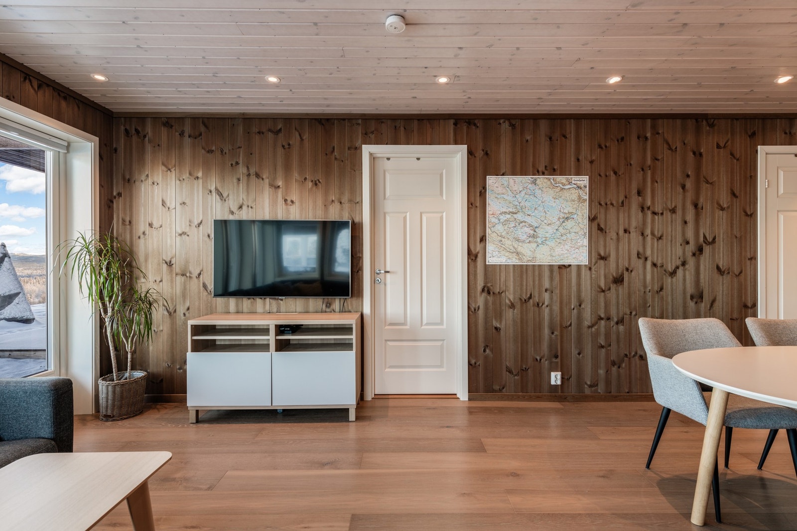 Fra stuen er det inngang til ett av leilighetens soverom. Galleribilde