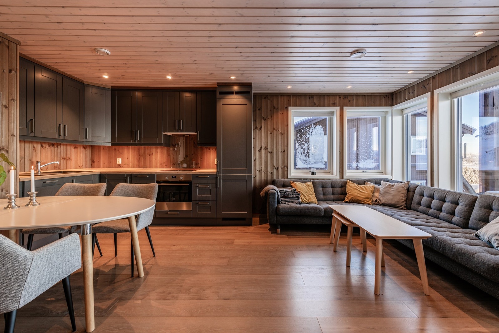Stuen og kjøkkenet utgjør et sosialt og hyggelig oppholdsrom. Galleribilde