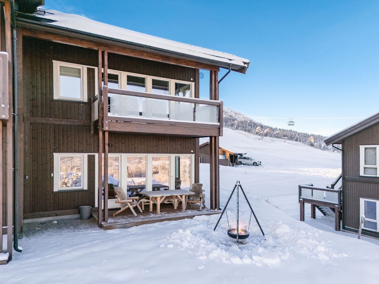 Hyggelig uteområde med terrasse og ellers god plass foran terrassen. Galleribilde