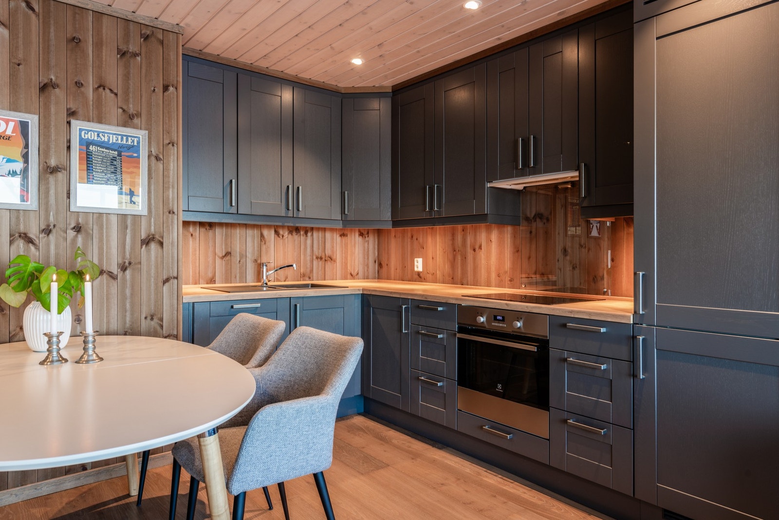 Kjøkkenet har godt med oppbevaringsplass i skuffer og skap. Galleribilde