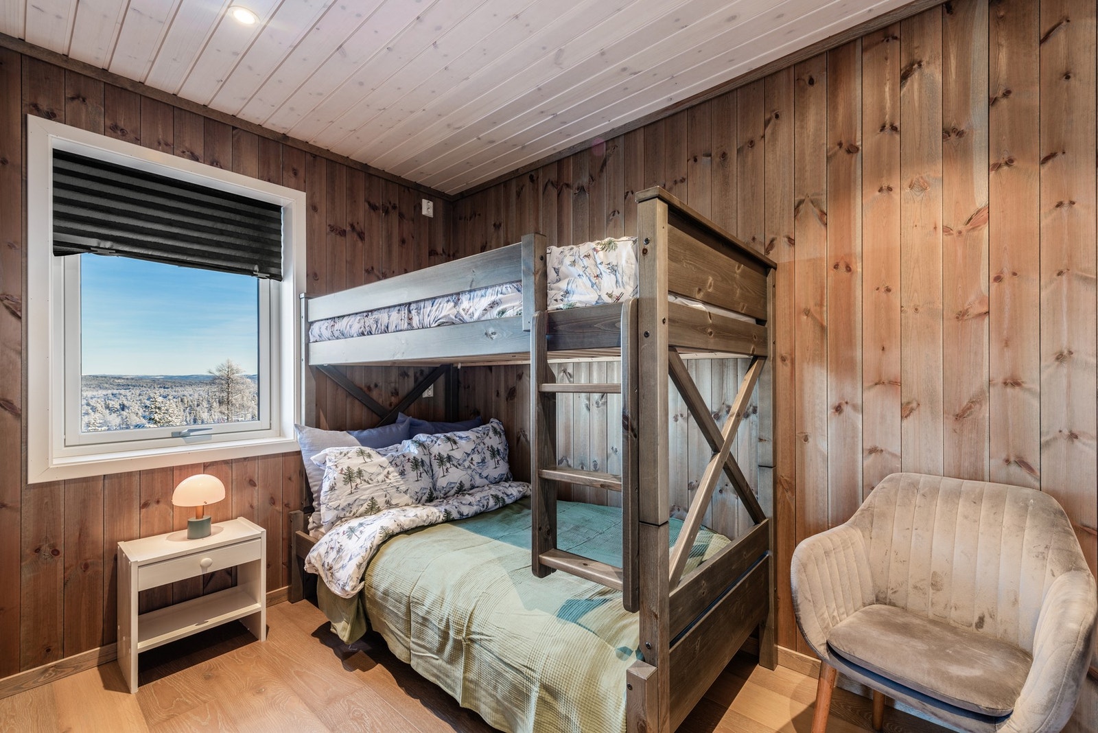 Soverom innredet med køyeseng. Rommet har også plass til en garderobe. Galleribilde