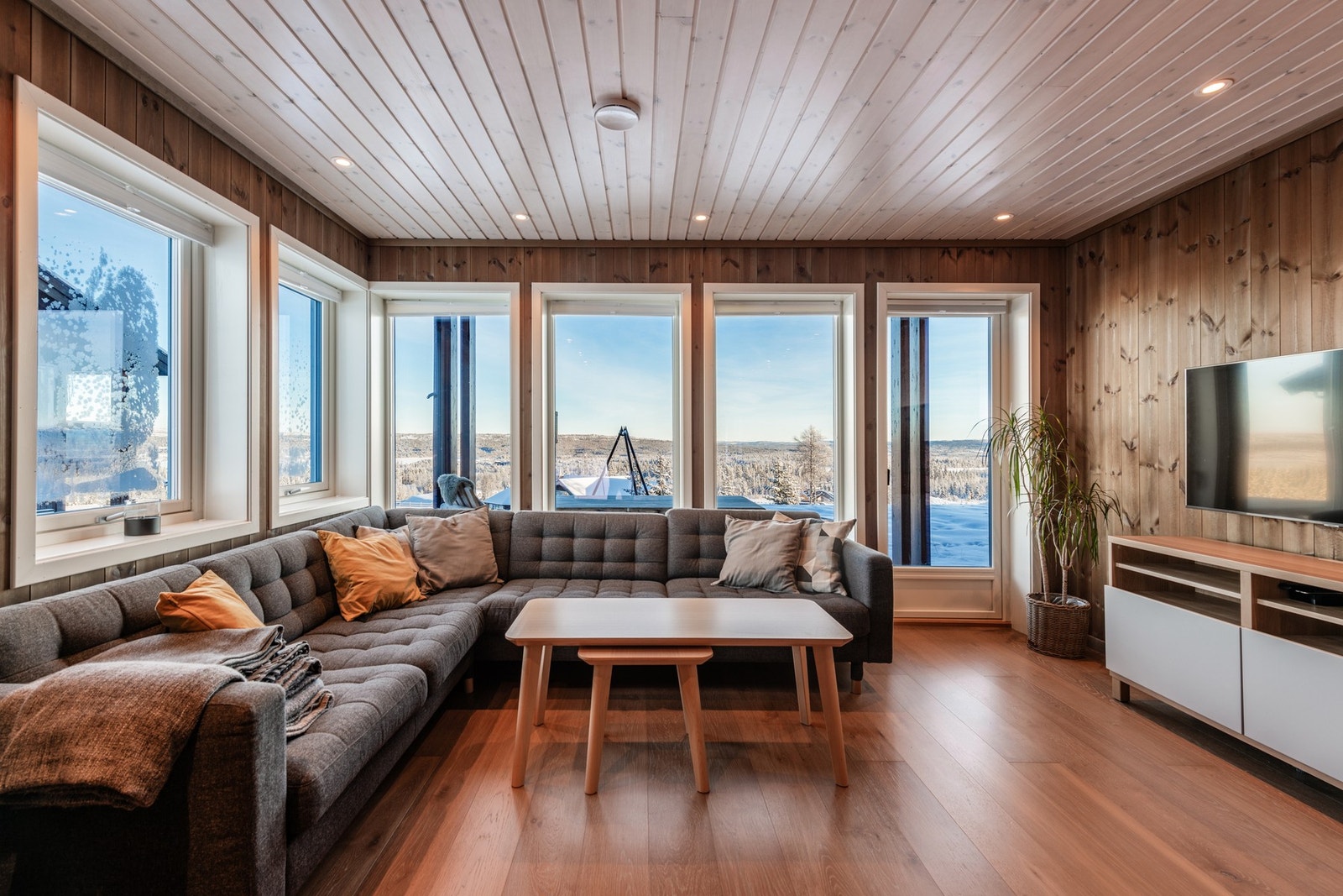 Fra stuen er det utgang til terrasse. Galleribilde