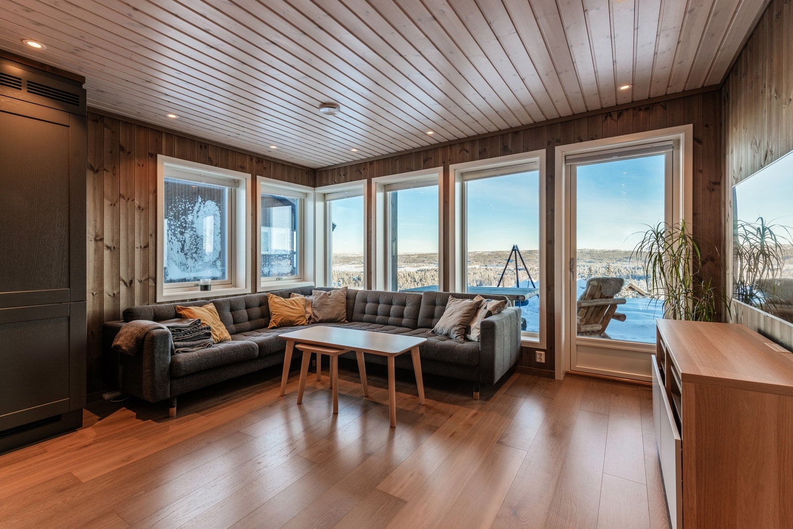 Vinduene slipper lys og utsikt inn. Galleribilde