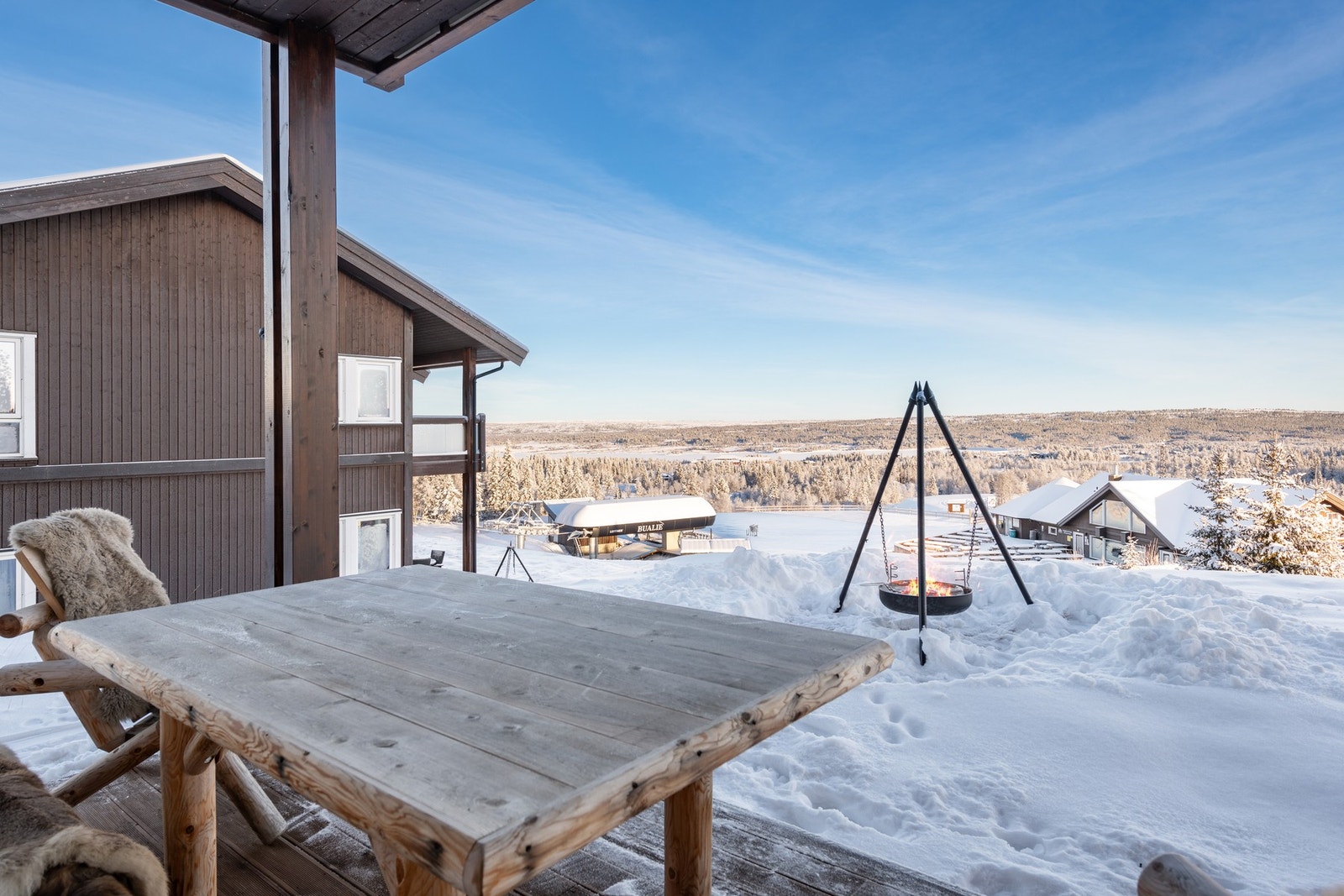 Etter en dag i bakken er det fint å trekke seg tilbake her og nyte utsikten. Galleribilde