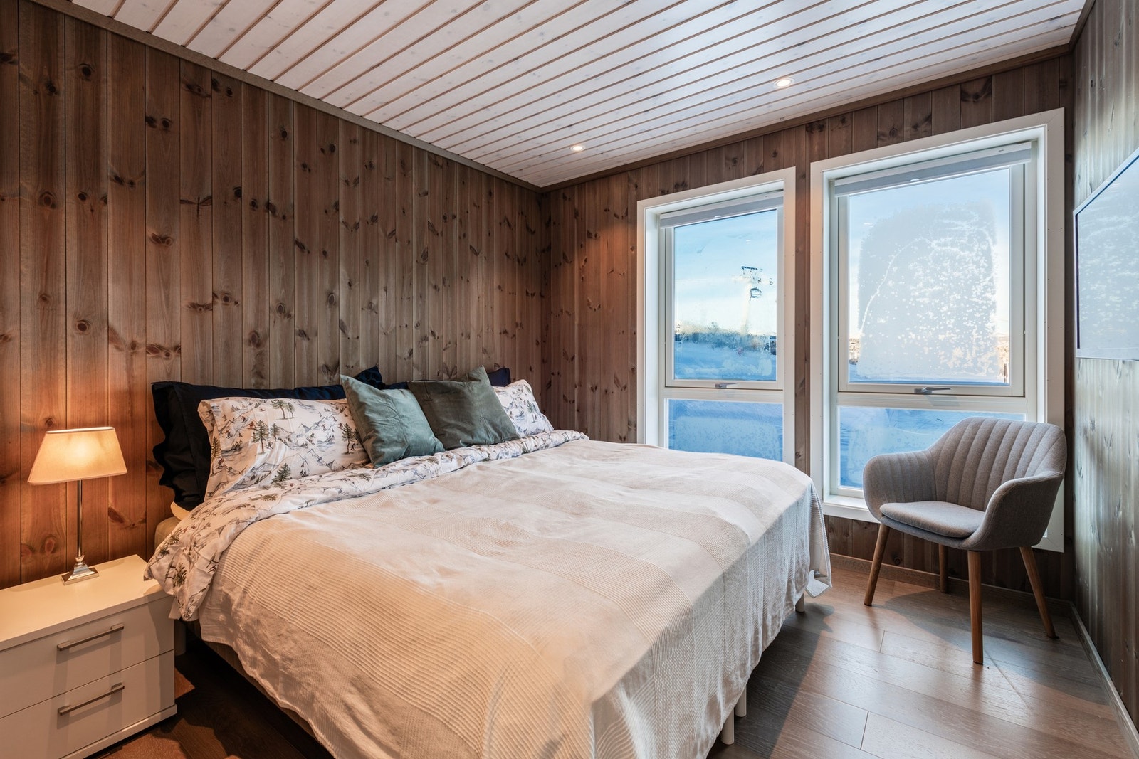 Romslig og lunt hovedsoverom med utsikt mot fjellene. Galleribilde