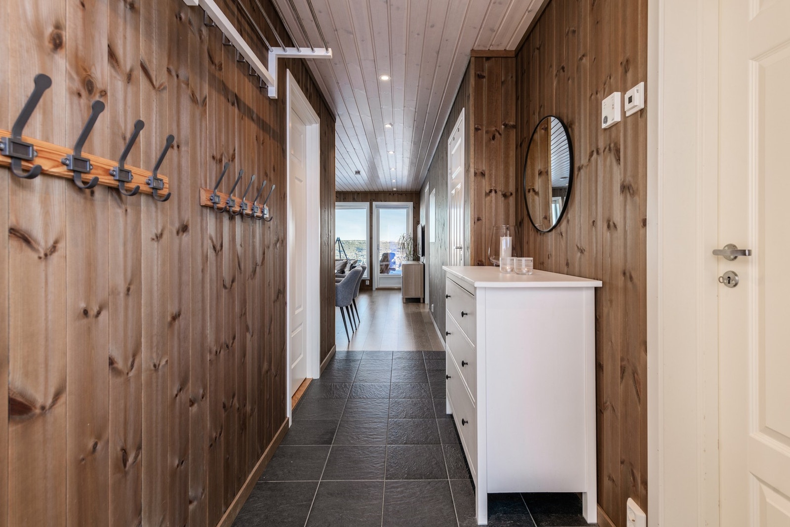 Flislagt entré med plass til å henge fra seg yttertøyet. Galleribilde