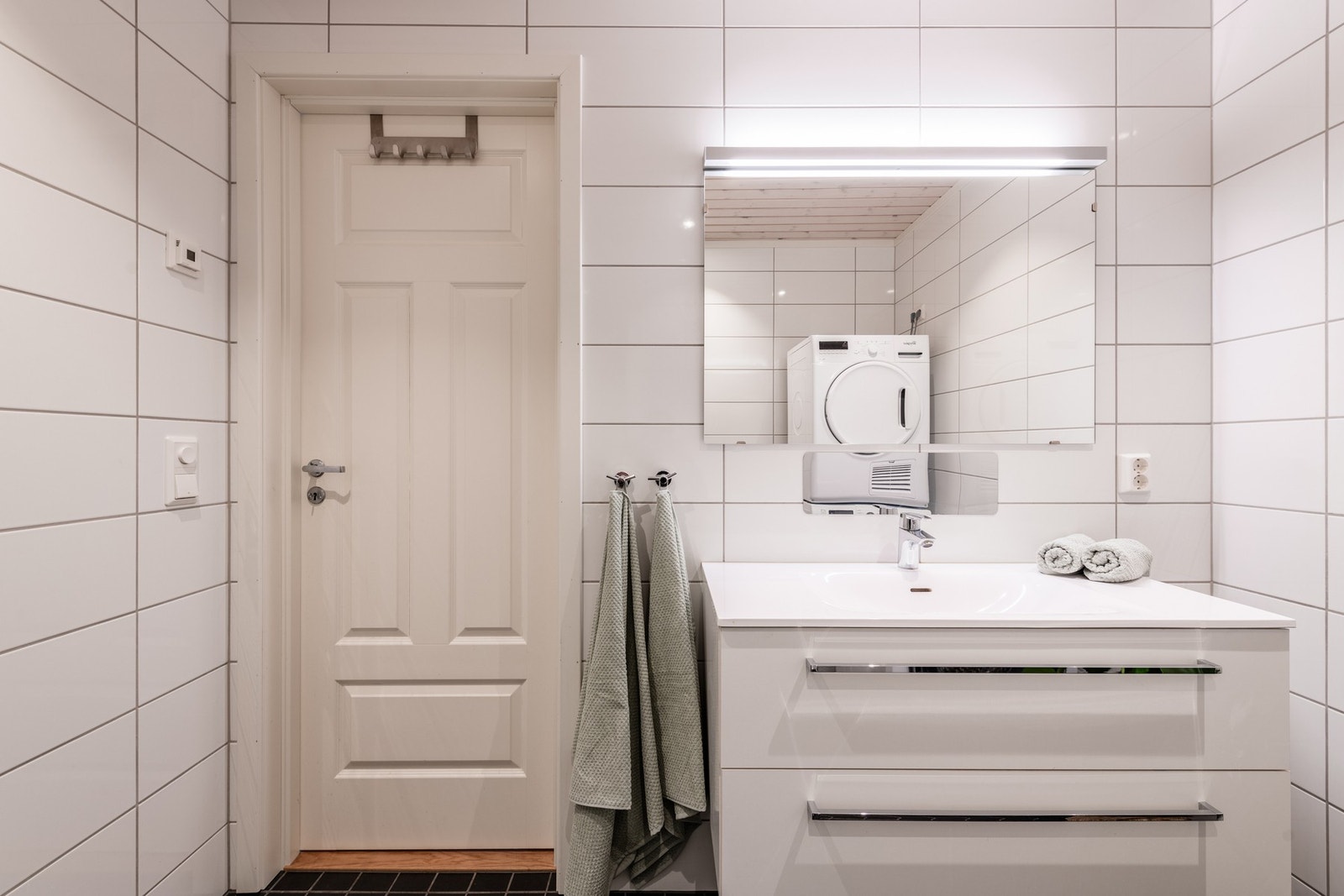 Badet er innredet med servantskap, dusjhjørne og toalett. Galleribilde