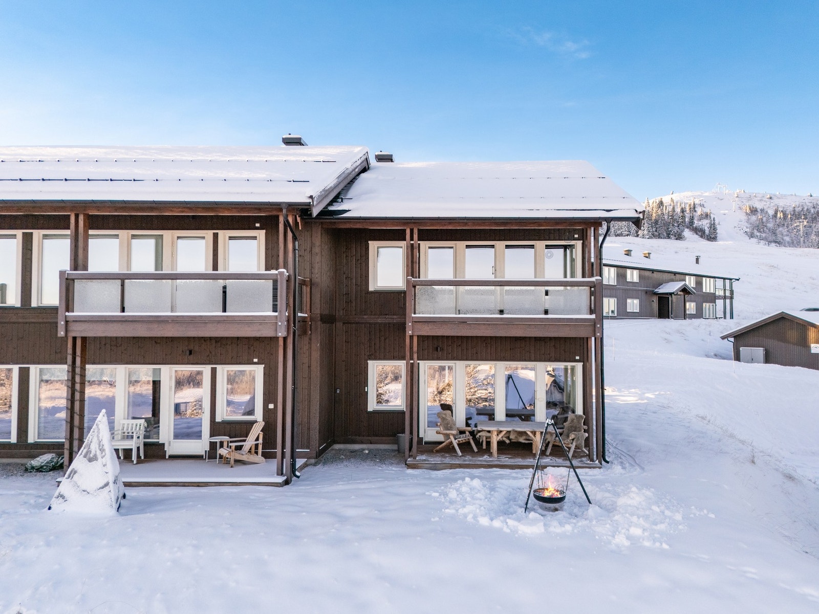 Leiligheten er en moderne 3-roms endeleilighet fra 2018, beliggende på bakkeplan. Galleribilde