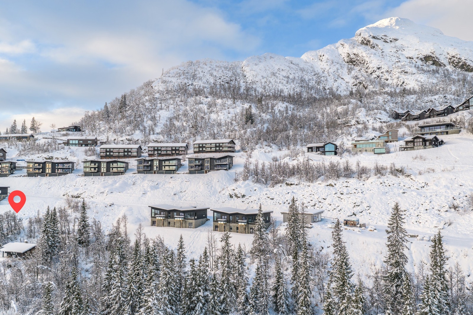 Tomten er delvis opparbeidet og tilkoblingspunkter for vann, avløp og strøm ligger i nærområdet. Galleribilde