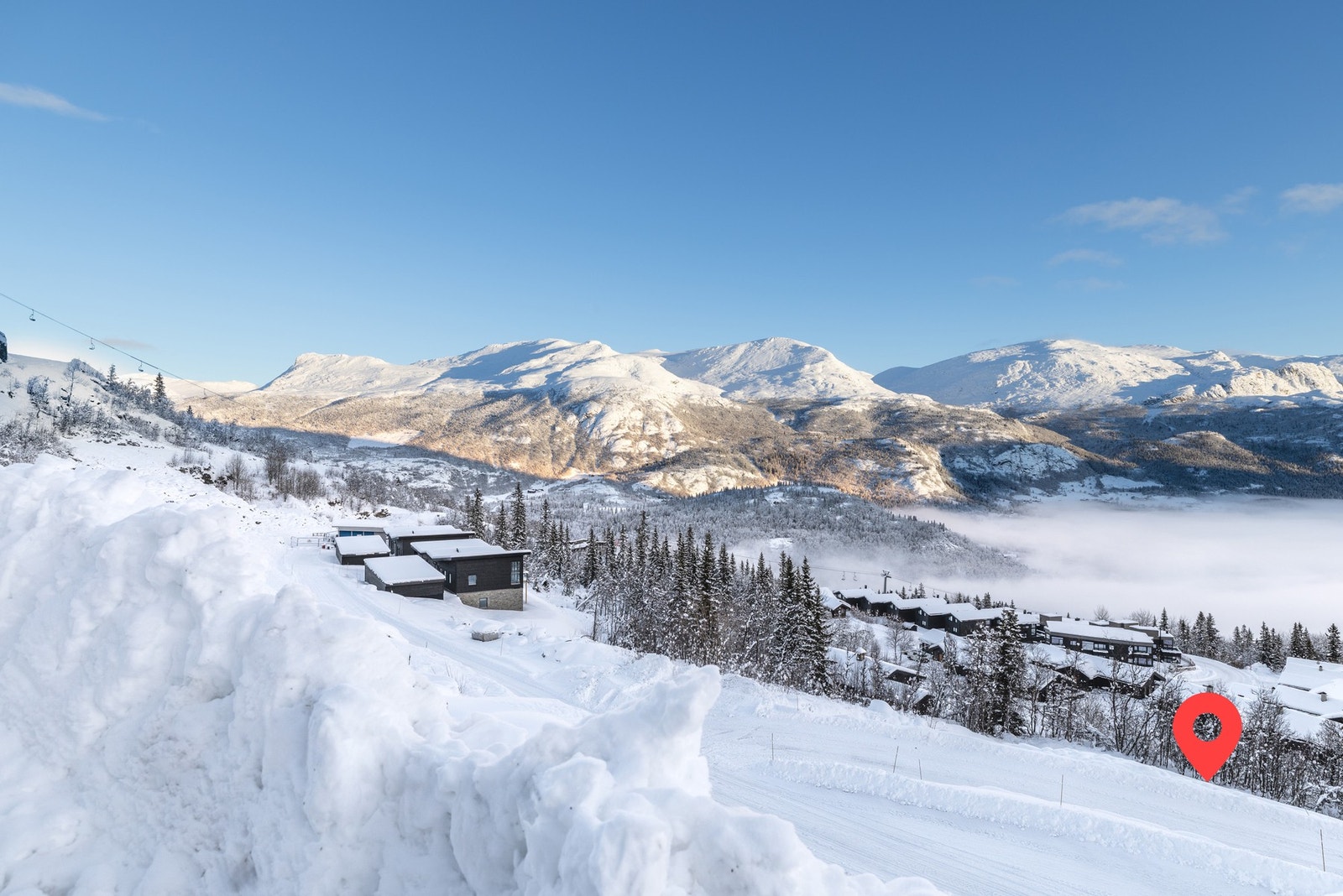 Tomten vil ha vid skue mot de majestetiske nordfjellene samtidig en flott utsikt over dalføret. Galleribilde