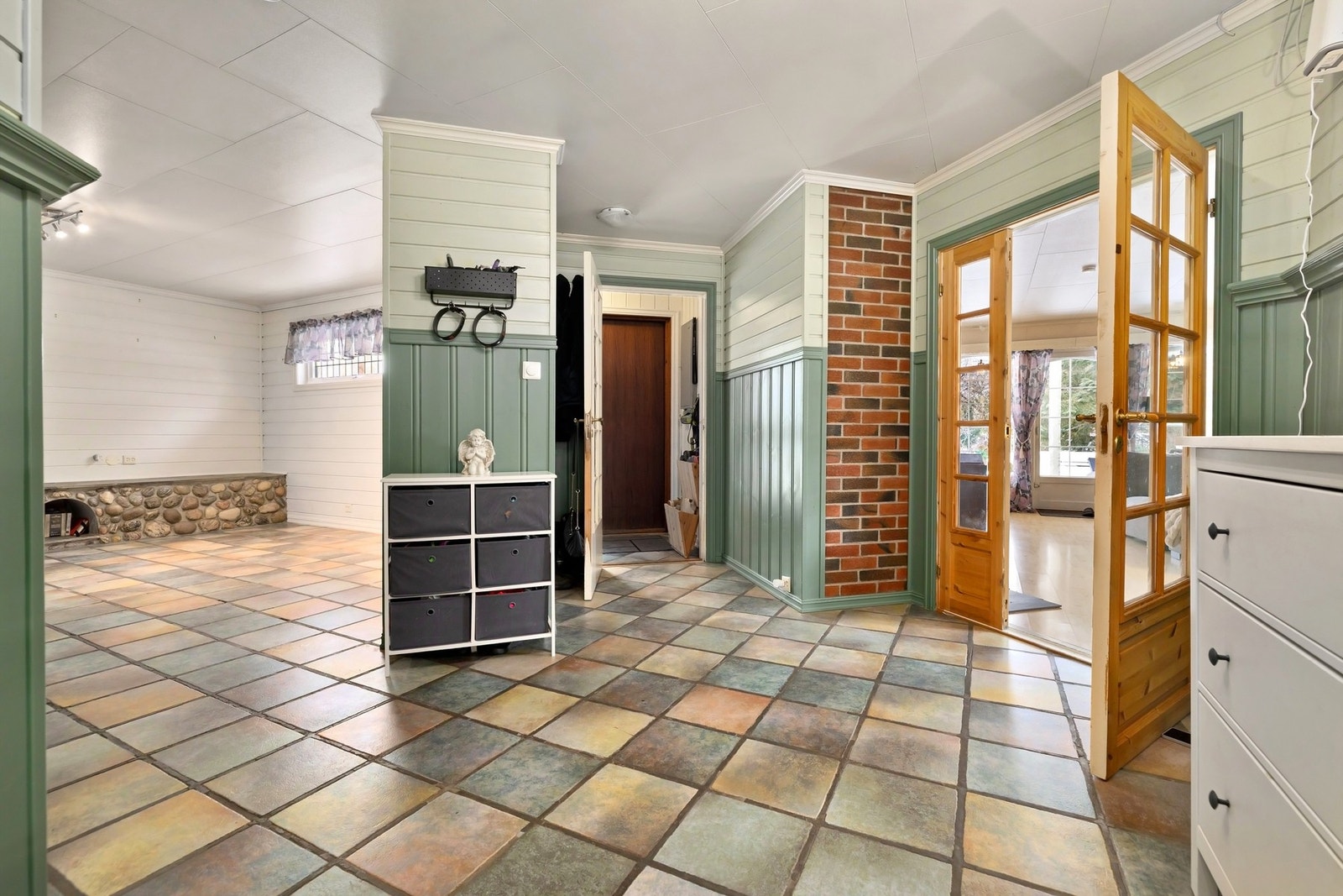 Flislagt gulv i gang - praktisk og slitesterkt. Galleribilde