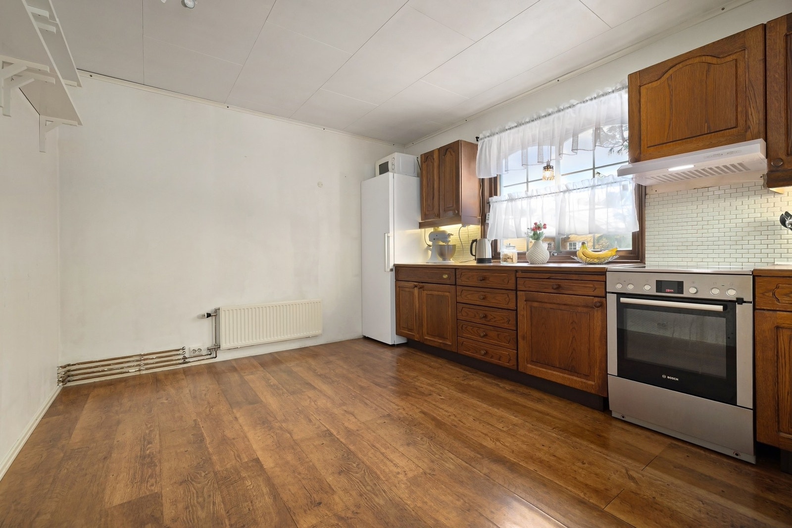 Praktisk kjøkken med godt med skap- og benkeplass. Galleribilde