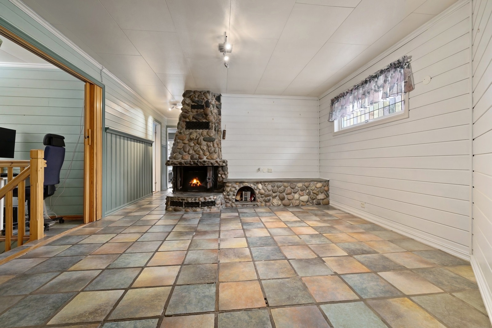 Peis i hall gir både varme og en lun atmosfære Galleribilde