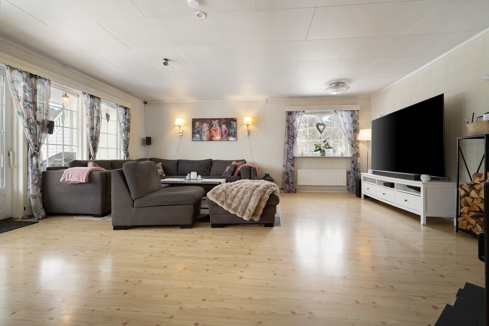 Lys og romslig stue med store vindusflater som slipper inn rikelig med dagslys. Galleribilde