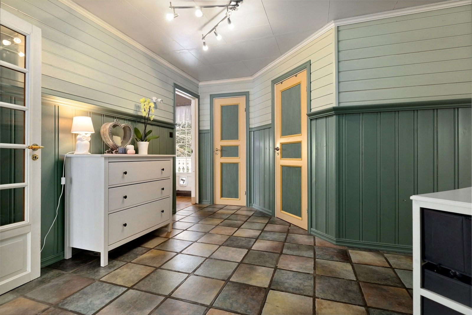 Innholdsrik bolig med mange rom og fleksible løsninger. Galleribilde