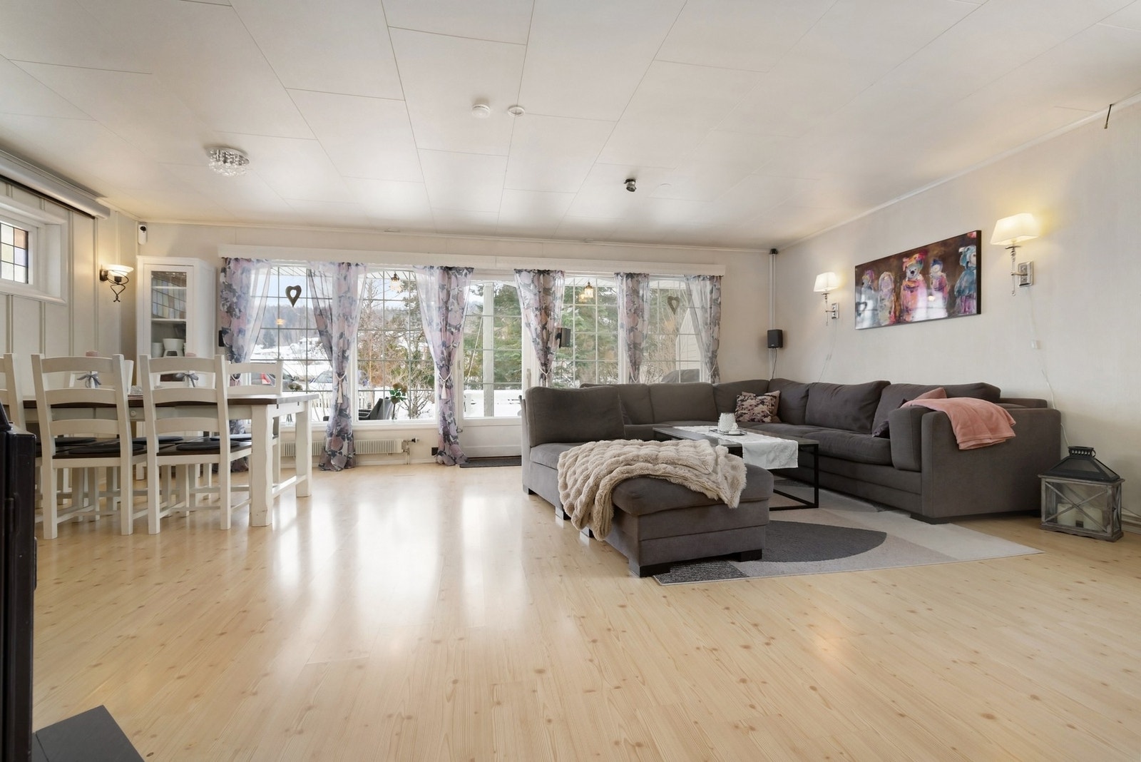 Åpen og sosial løsning mellom stue og spisestue - perfekt for hyggelige sammenkomster. Galleribilde