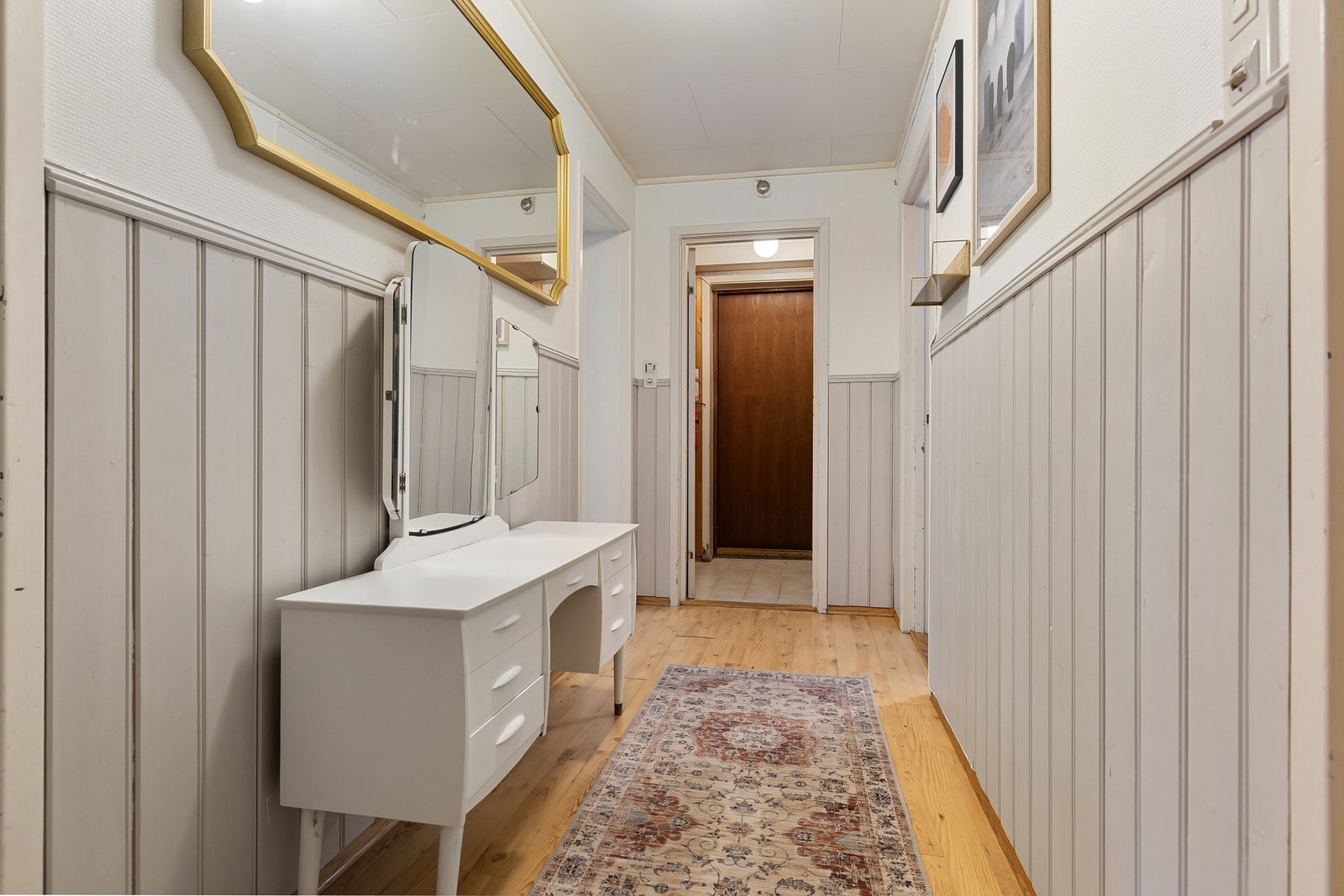 Hall som kombinerer funksjonalitet og særpreg på en elegant måte. Galleribilde