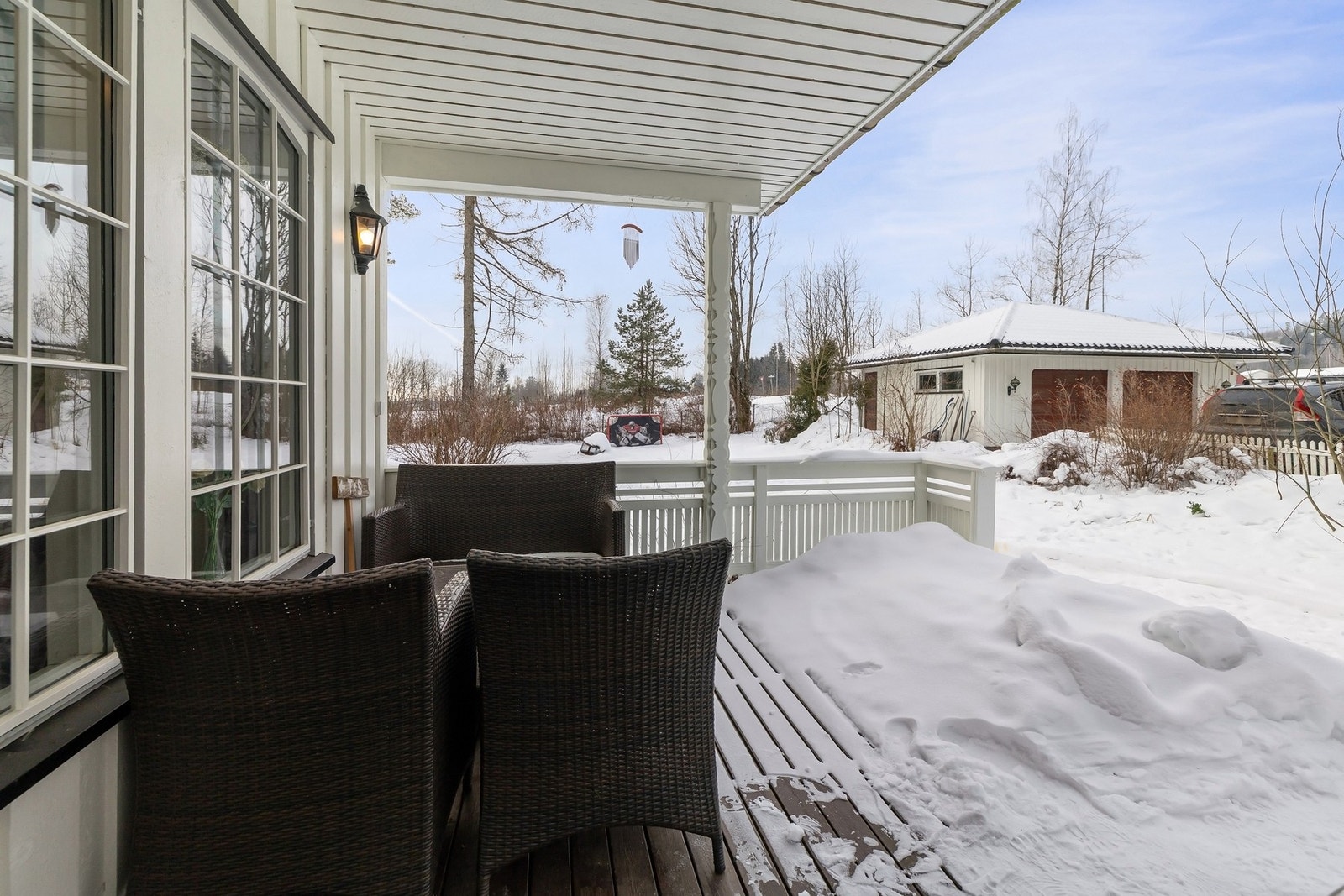 Lun og overbygget terrasse - et naturlig samlingspunkt store deler av året. Galleribilde