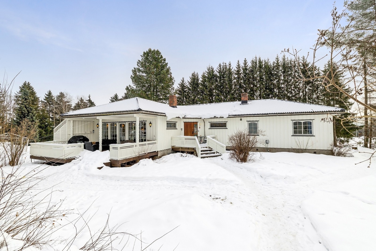 Klassisk enebolig med landlig og fredelig beliggenhet - romslig tomt med gode solforhold. Galleribilde