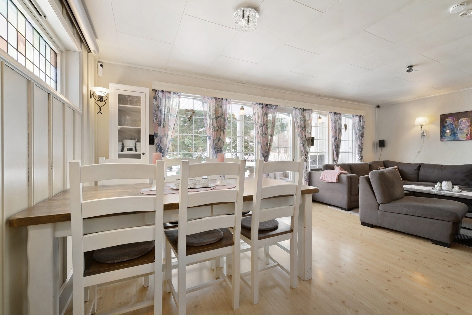 Gjennomgående planløsning som gir en luftig og harmonisk romfølelse. Galleribilde