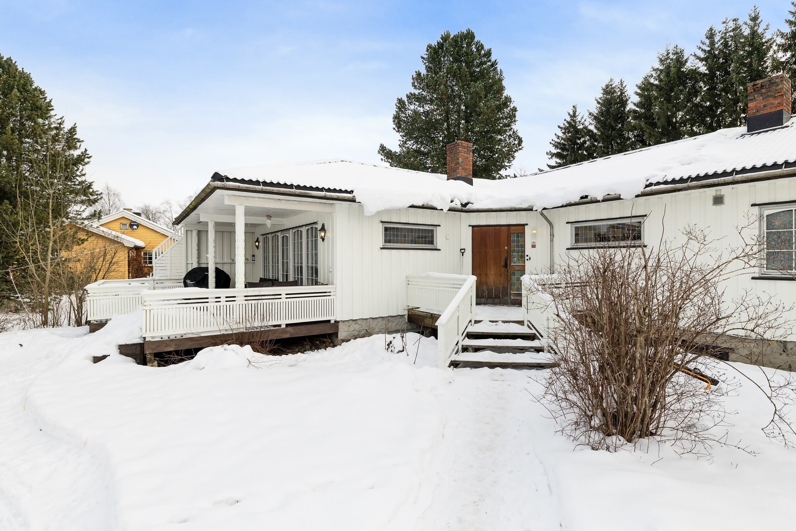 Stor gårdsplass med rikelig boltreplass for både biler og besøkende. Galleribilde