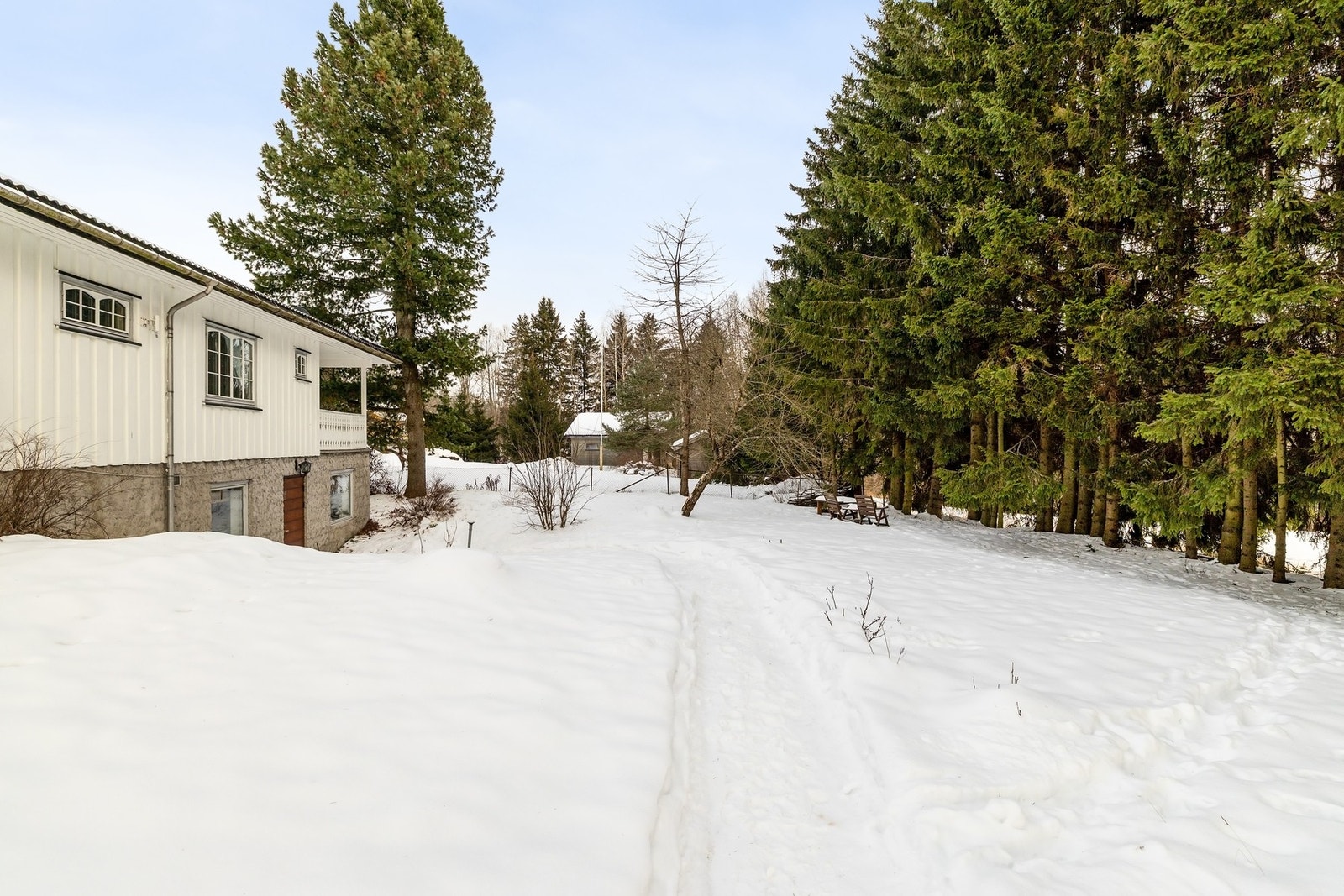 Skjermet hage med fine uteområder og god avstand til naboer. Galleribilde