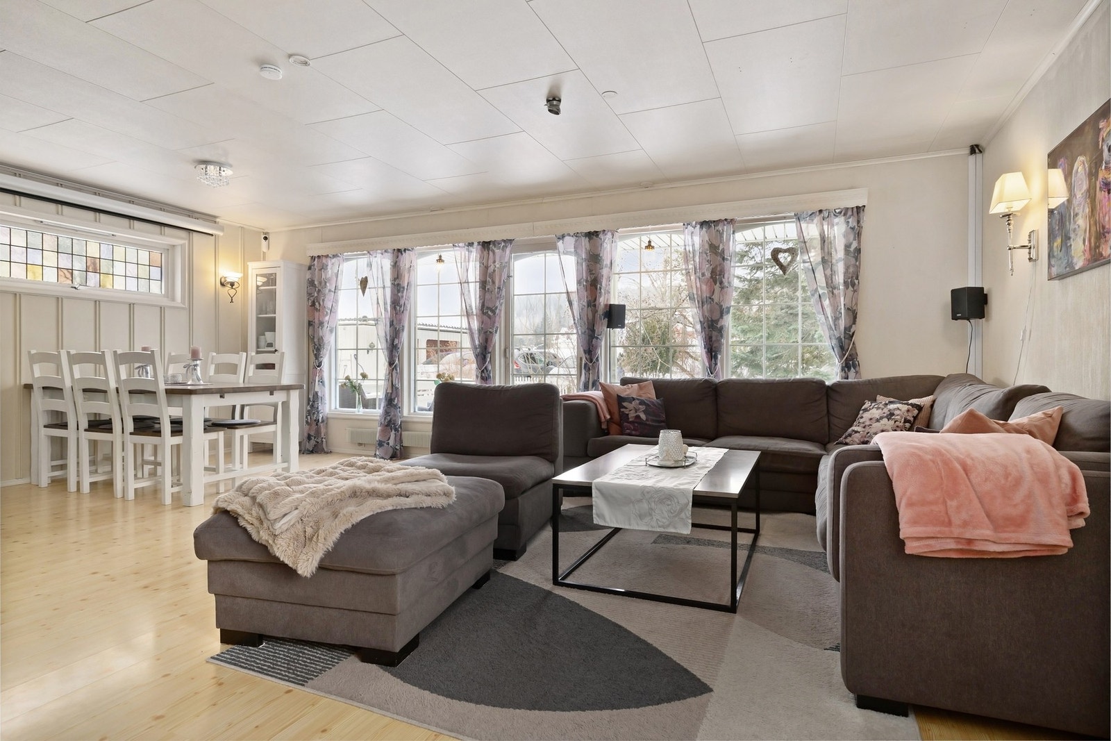 God plass til både sofagruppe og langbord - her er det rom for å samle hele familien. Galleribilde