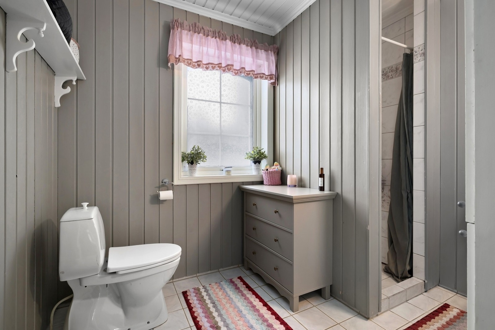 Pent flislagt bad med dusjløsning. Galleribilde