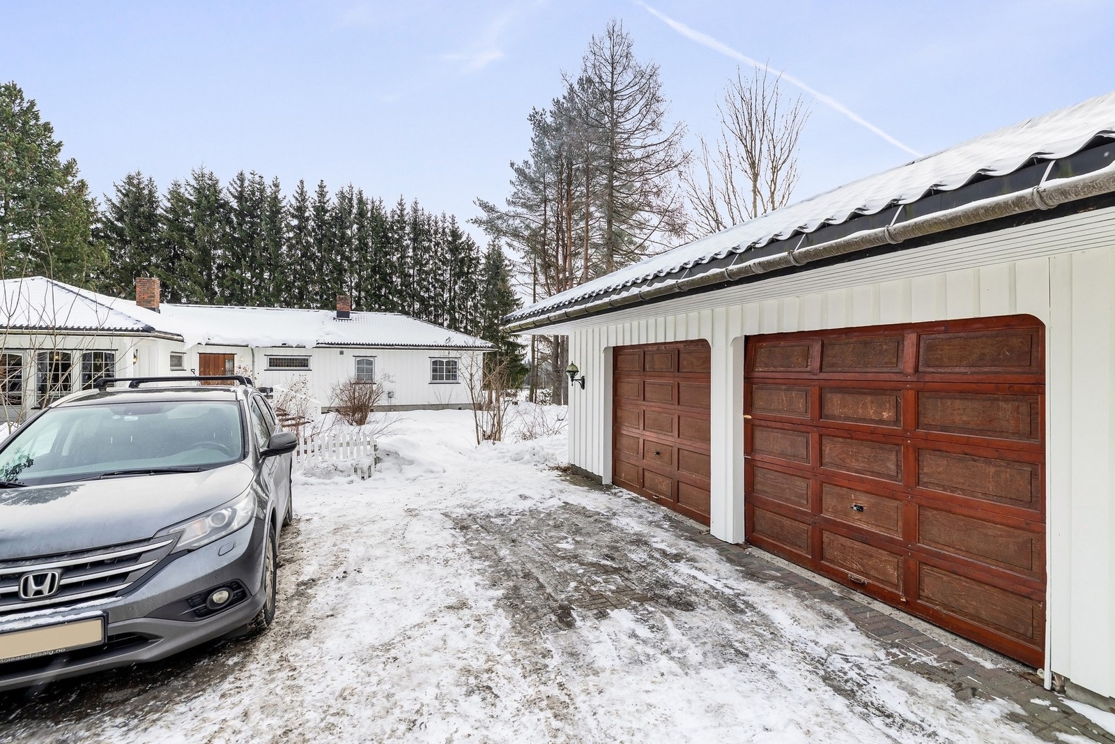 Dobbel garasje med god lagringsplass. Galleribilde