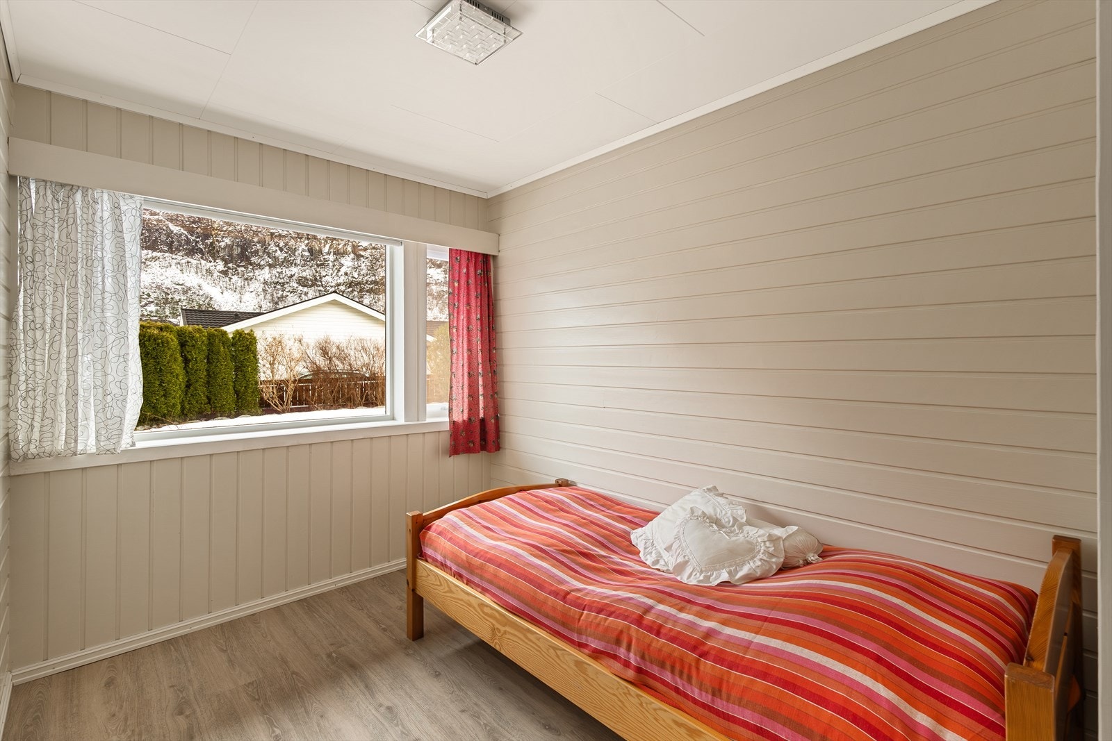 Med 5 soverom har boligen god kapasitet for en større familie eller behov for hjemmekontor Galleribilde