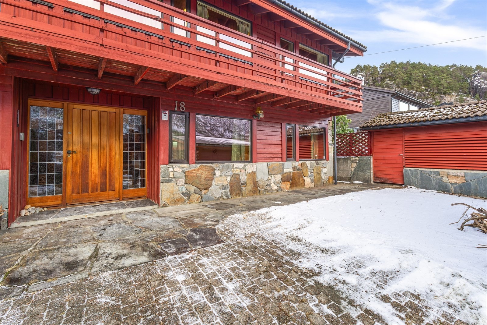 Enkel adkomst og flott inngangsparti Galleribilde