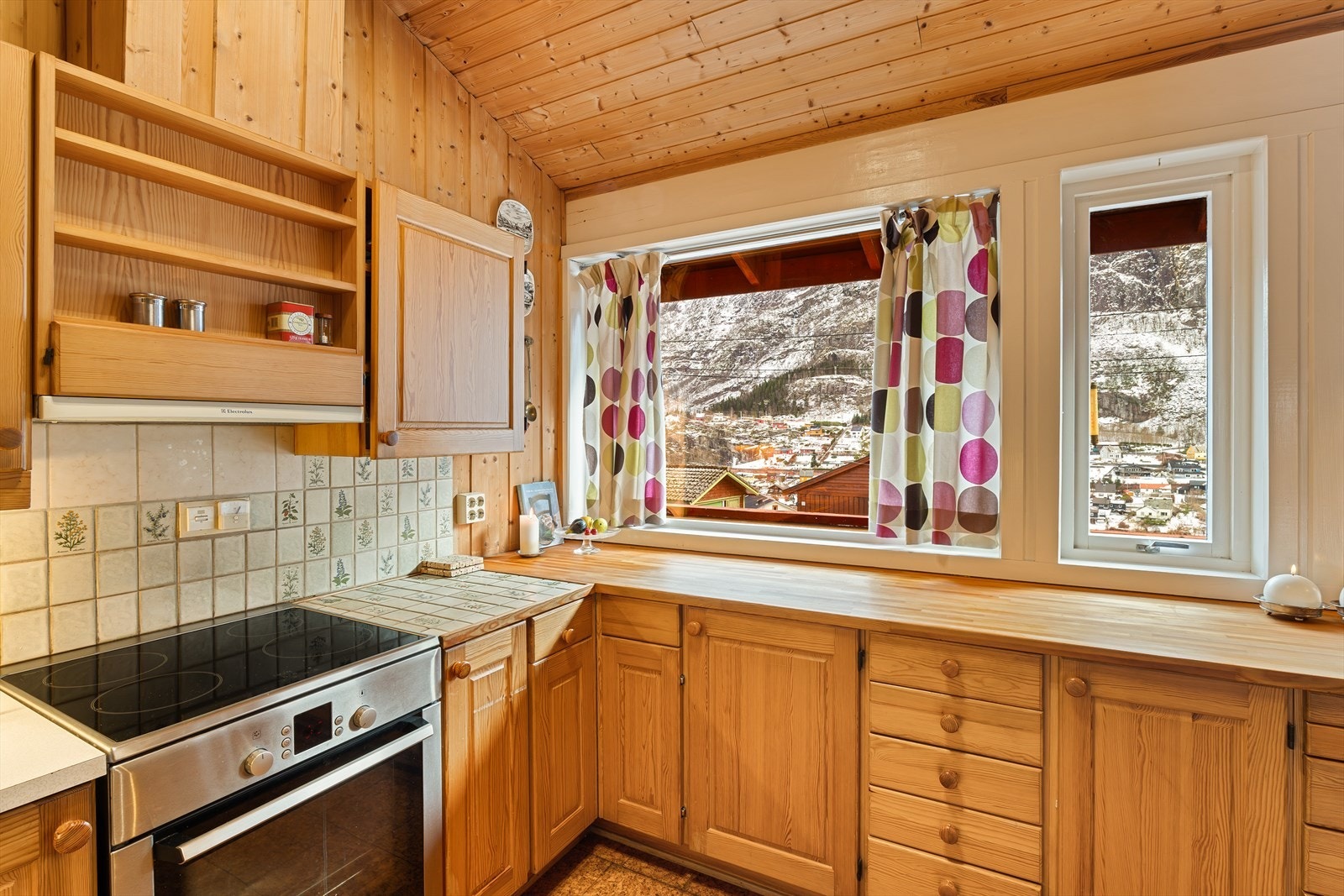 Komfyr, oppvaskmaskin, kjøleskap på kjøkken medfølger Galleribilde